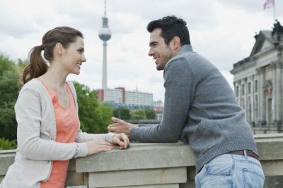 如何和妹子日常聊天(如何和刚认识的女孩在微信上聊天)