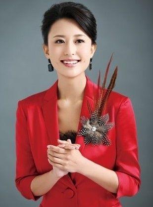 央视主持人张蕾近照，39岁依旧气质优雅，知性迷人