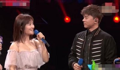 ​杰娜夫妇“光棍节”狂撒狗粮, 同台演唱《这就是爱》, 甜得齁人