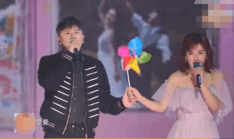 杰娜夫妇“光棍节”狂撒狗粮, 同台演唱《这就是爱》, 甜得齁人