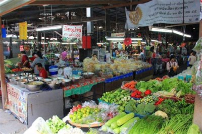 ​菜市场卖菜一个月挣多少？摊主揭开背后真相，网友：立马辞职