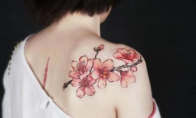 ​纹身的女的是一个怎样的人(女生特别纹身)