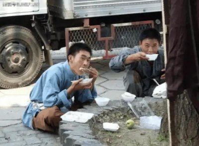 ​横店二十万群演现状：光棍懒汉遍地,裸替一天赚3000