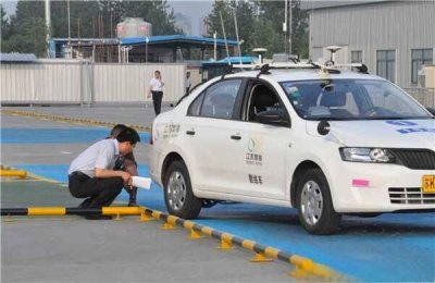 ​上坡时用什么档位？开车上坡挂几档合适