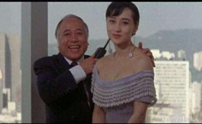 ​利智年轻时身材有多迷人？看成龙的表情就知道了，网友：好羡慕