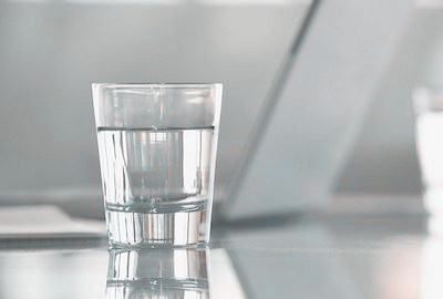 一天八杯水是多少毫升,减肥每天8杯水是多少毫升图5