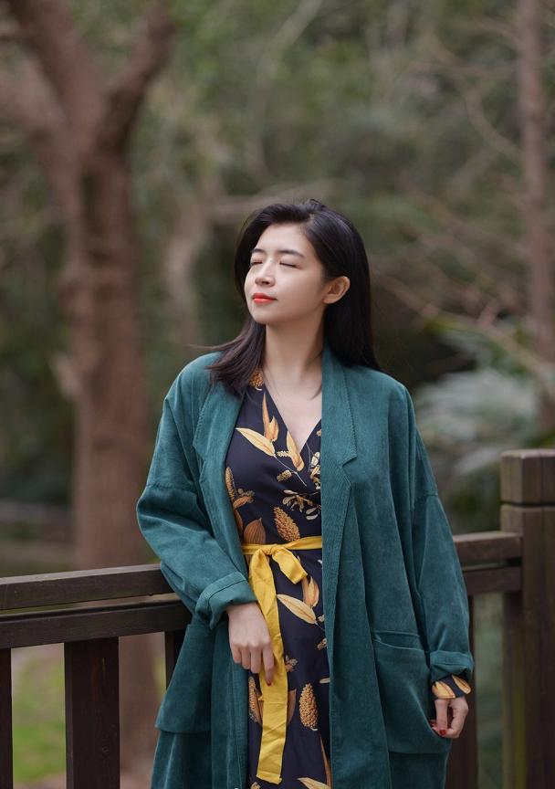 新款碎花连衣裙穿搭（碎花连衣裙怎么穿才时髦）(6)