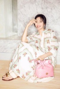 ​新款碎花连衣裙穿搭（碎花连衣裙怎么穿才时髦）