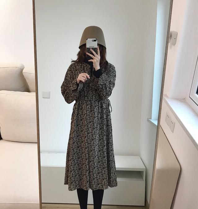 新款碎花连衣裙穿搭（碎花连衣裙怎么穿才时髦）(12)