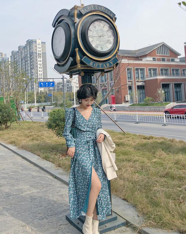 新款碎花连衣裙穿搭（碎花连衣裙怎么穿才时髦）(4)