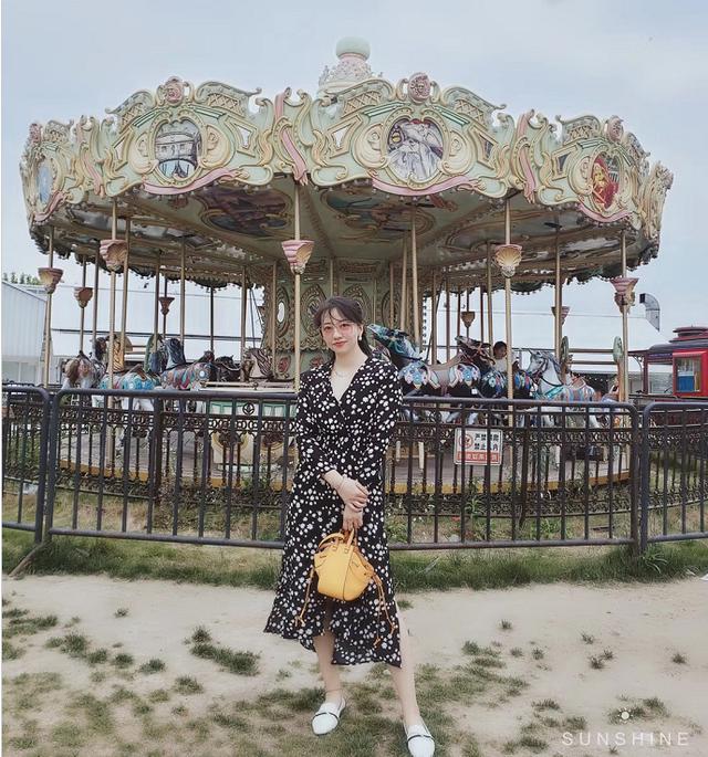 新款碎花连衣裙穿搭（碎花连衣裙怎么穿才时髦）(3)