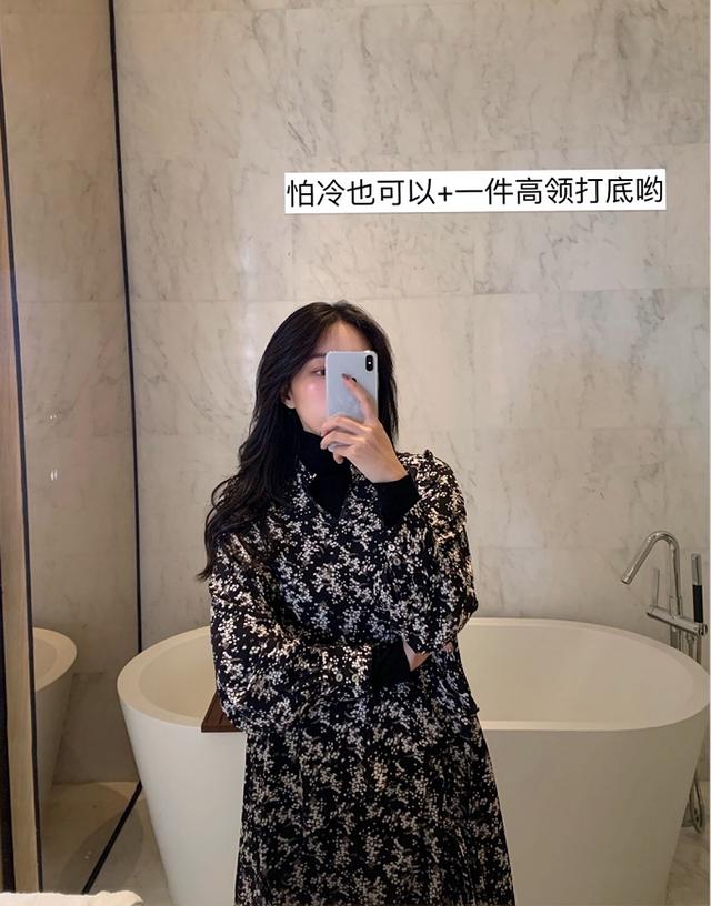 新款碎花连衣裙穿搭（碎花连衣裙怎么穿才时髦）(9)