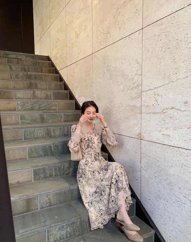 新款碎花连衣裙穿搭（碎花连衣裙怎么穿才时髦）(5)