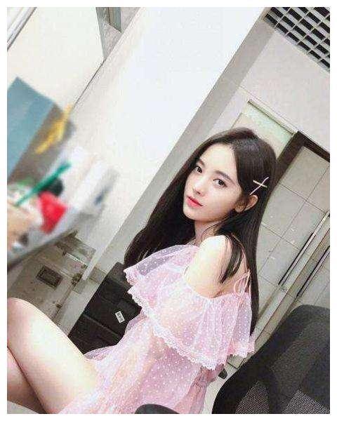 有一种“甜而不腻”叫鞠婧祎的男人装，“奶油腿”嫩的都能捏出水