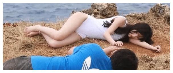 有一种“甜而不腻”叫鞠婧祎的男人装，“奶油腿”嫩的都能捏出水