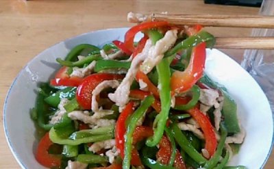 ​红椒炒肉丝的做法（肉丝炒青红椒的家常做法教程）