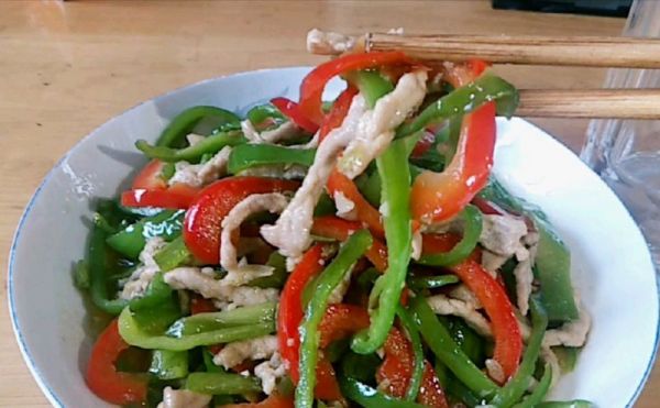 红椒炒肉丝的做法（肉丝炒青红椒的家常做法教程）