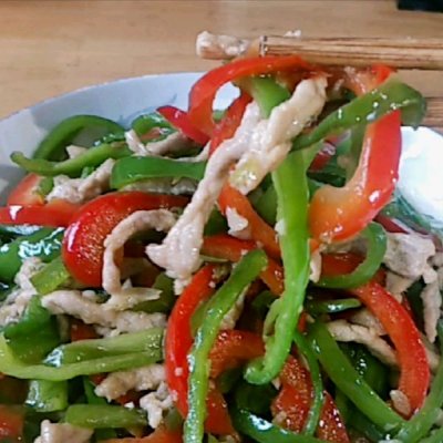 红椒炒肉丝的做法（肉丝炒青红椒的家常做法教程）