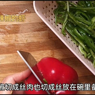 红椒炒肉丝的做法（肉丝炒青红椒的家常做法教程）