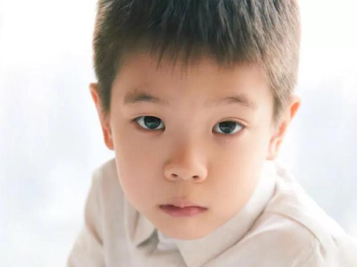 有种“基因”叫杜江儿子，以为会可爱下去，近照浓眉大眼男神！