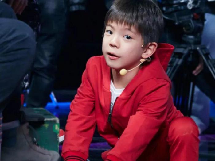 有种“基因”叫杜江儿子，以为会可爱下去，近照浓眉大眼男神！