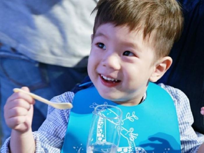 有种“基因”叫杜江儿子，以为会可爱下去，近照浓眉大眼男神！