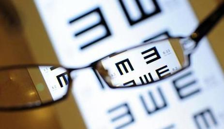 配近视眼镜的基本常识和技巧（近视眼镜到底该怎么配）(1)