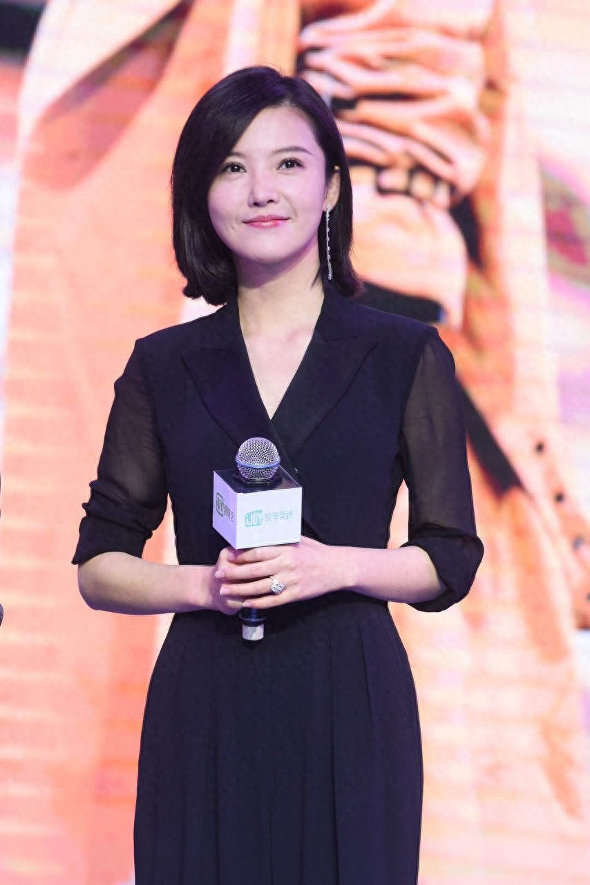 杨子姗陷入整容疑云，穿黑衣气质颇佳