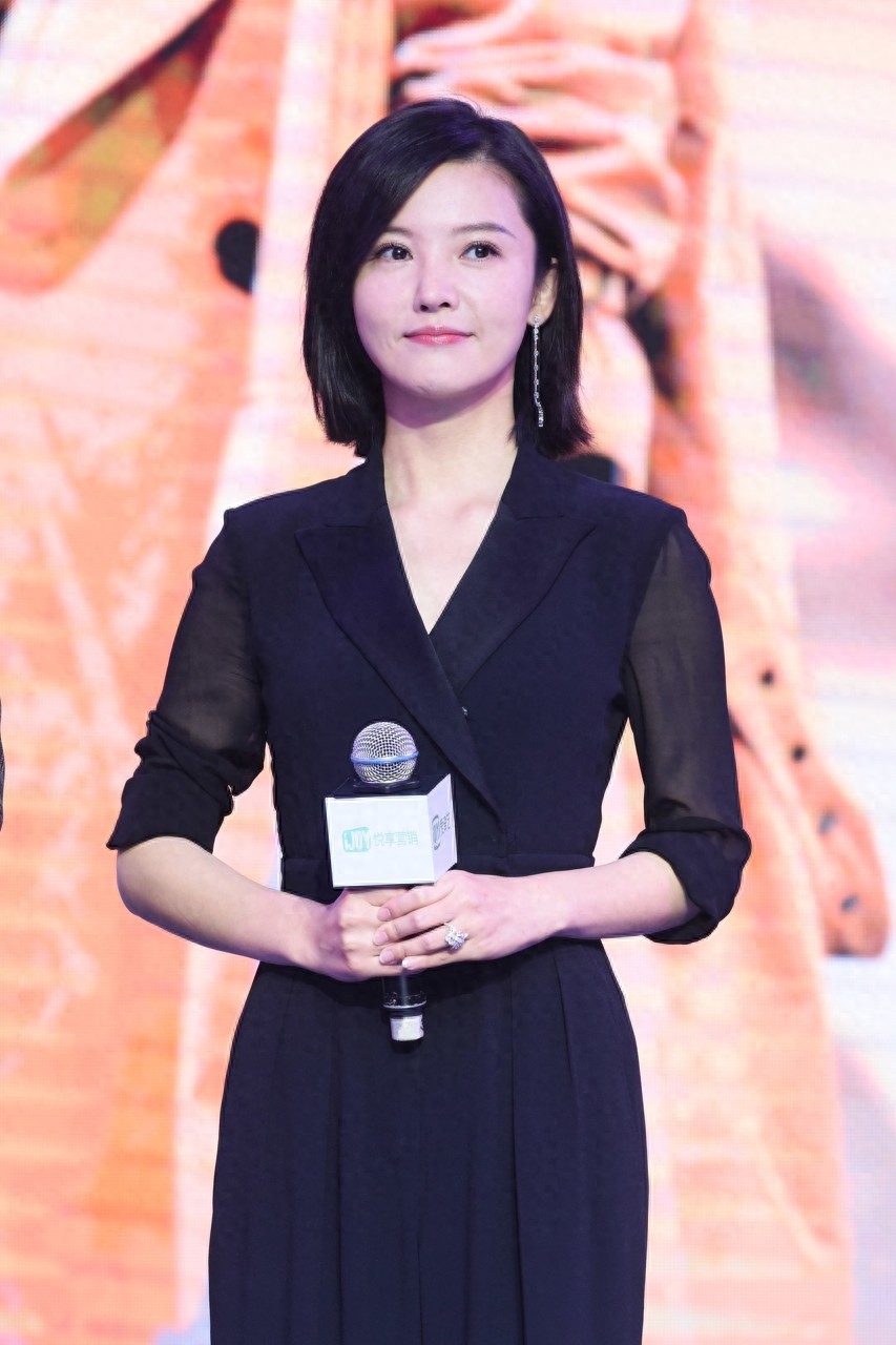 杨子姗陷入整容疑云，穿黑衣气质颇佳