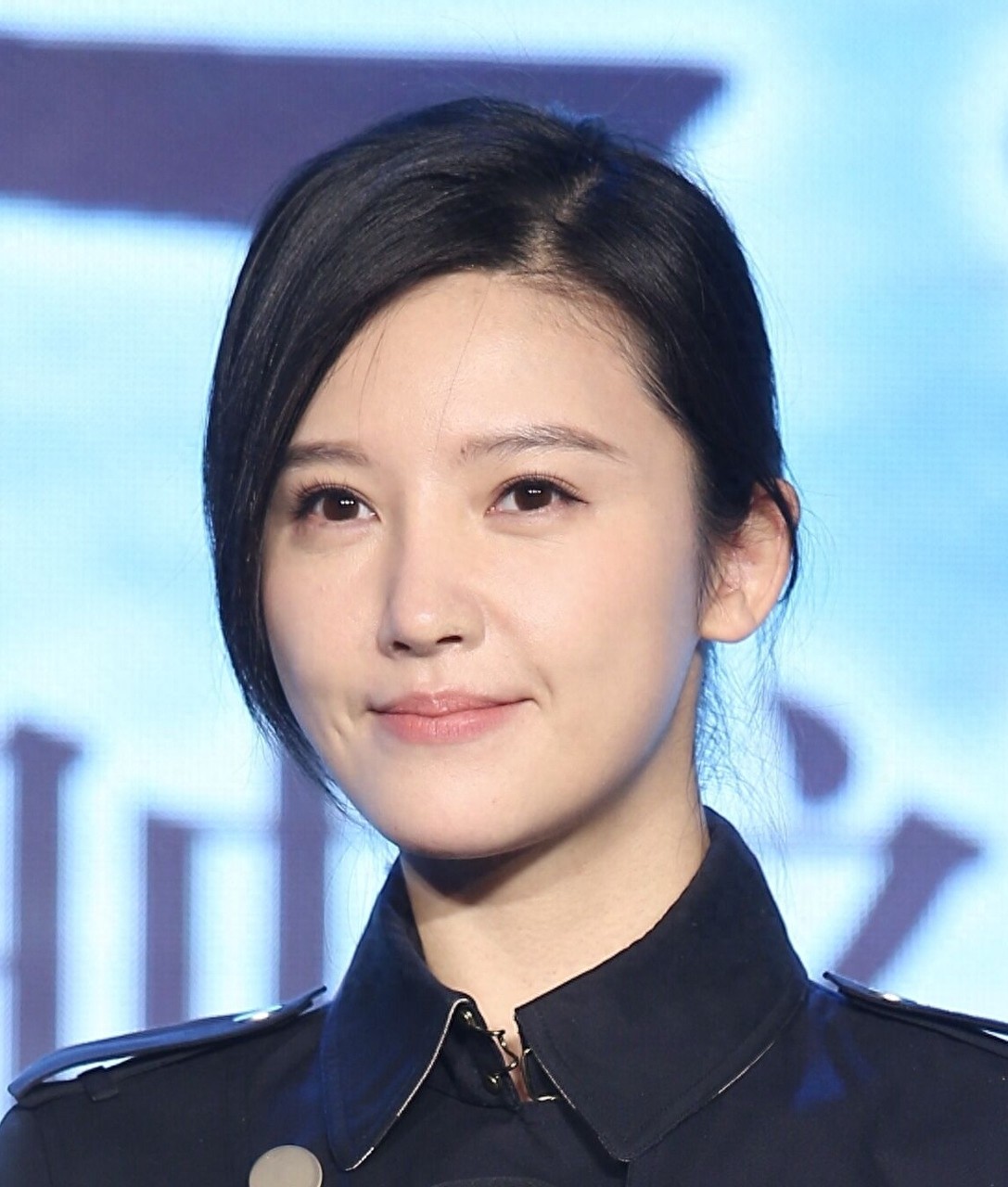 杨子姗陷入整容疑云，穿黑衣气质颇佳