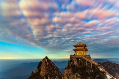 ​老君山是秦岭余脉八百里伏牛山脉的主峰，海拔2297米