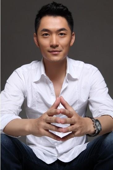 朱泳腾：扎实的表演功底及独特的气质，你知道这个明星吗？