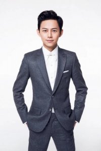 ​他是主持人，更是我们敬爱的何老师！