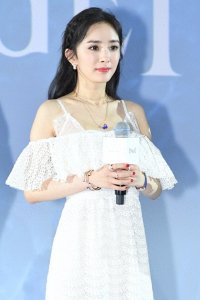 ​女明星握话筒的姿势，哪个最好看？