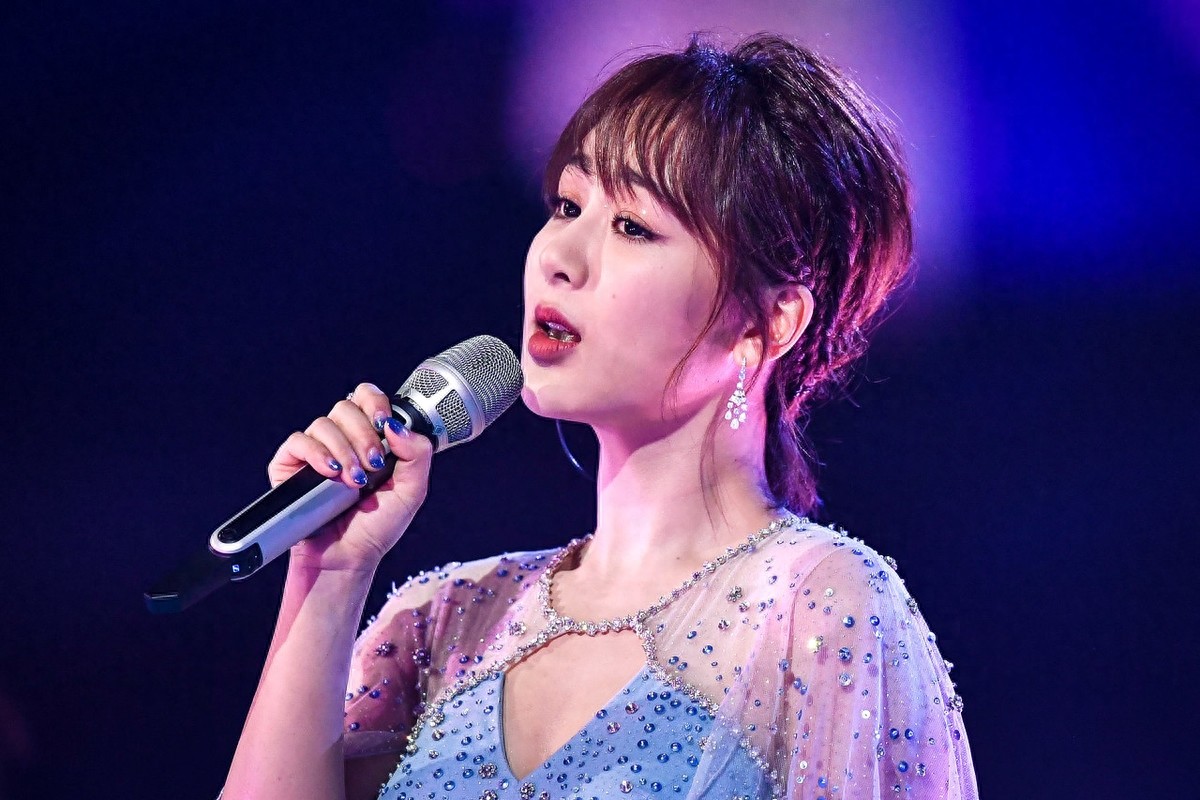 女明星握话筒的姿势，哪个最好看？