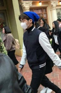 ​李易峰忙行程仍帅气 迪士尼行遭粉丝围堵：求偶遇