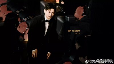 ​樊振东亮相微博之夜穿西装打领结帅气有型，小胖一身正气太戳我了