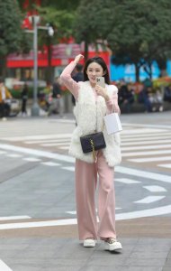 ​看街拍 学穿搭：7组保暖又时髦的皮草马甲穿搭示范