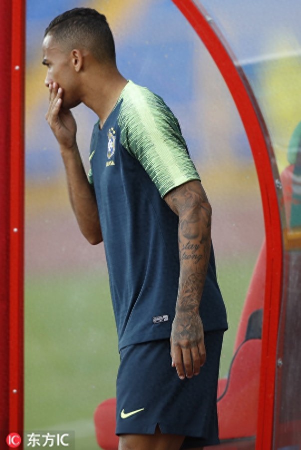 巴西右后卫达尼洛因伤提前告别世界杯 场边观训无奈只能喝水