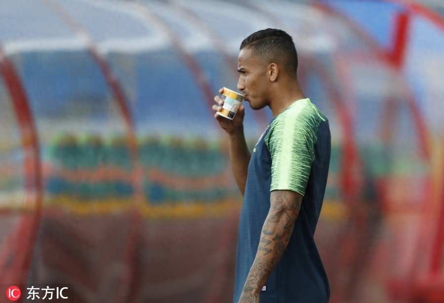 巴西右后卫达尼洛因伤提前告别世界杯 场边观训无奈只能喝水