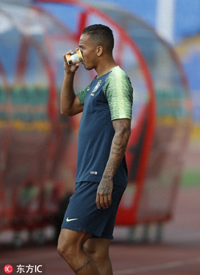 巴西右后卫达尼洛因伤提前告别世界杯 场边观训无奈只能喝水