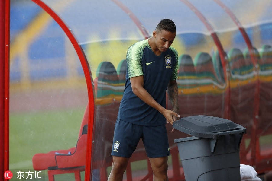 巴西右后卫达尼洛因伤提前告别世界杯 场边观训无奈只能喝水