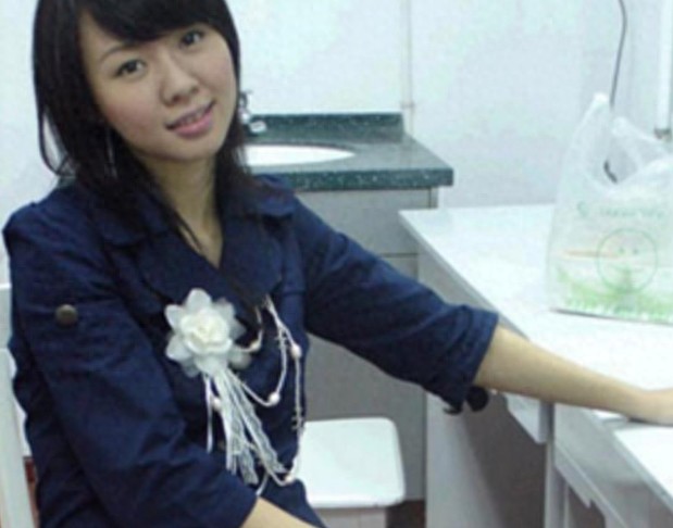 38岁卓依婷的生活照，曾被人误以为去世，如今已为人母