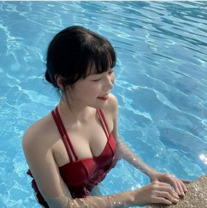 ​韩国性感女星金荷娜游泳照，可爱又性感