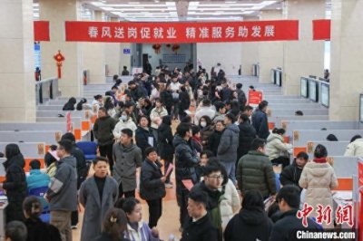 ​江西南昌：开年“春风送岗” 招聘会吸引求职者