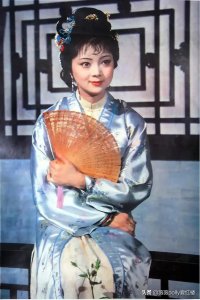 ​宝钗在荣国府过着什么日子？不可能受到疼爱，同样风刀霜剑严相逼