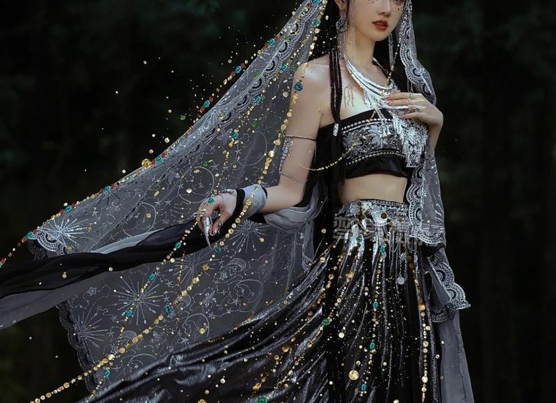 他让我喝了很多酒，裙子在他手中化为了碎布，那一刻我彻底崩溃了