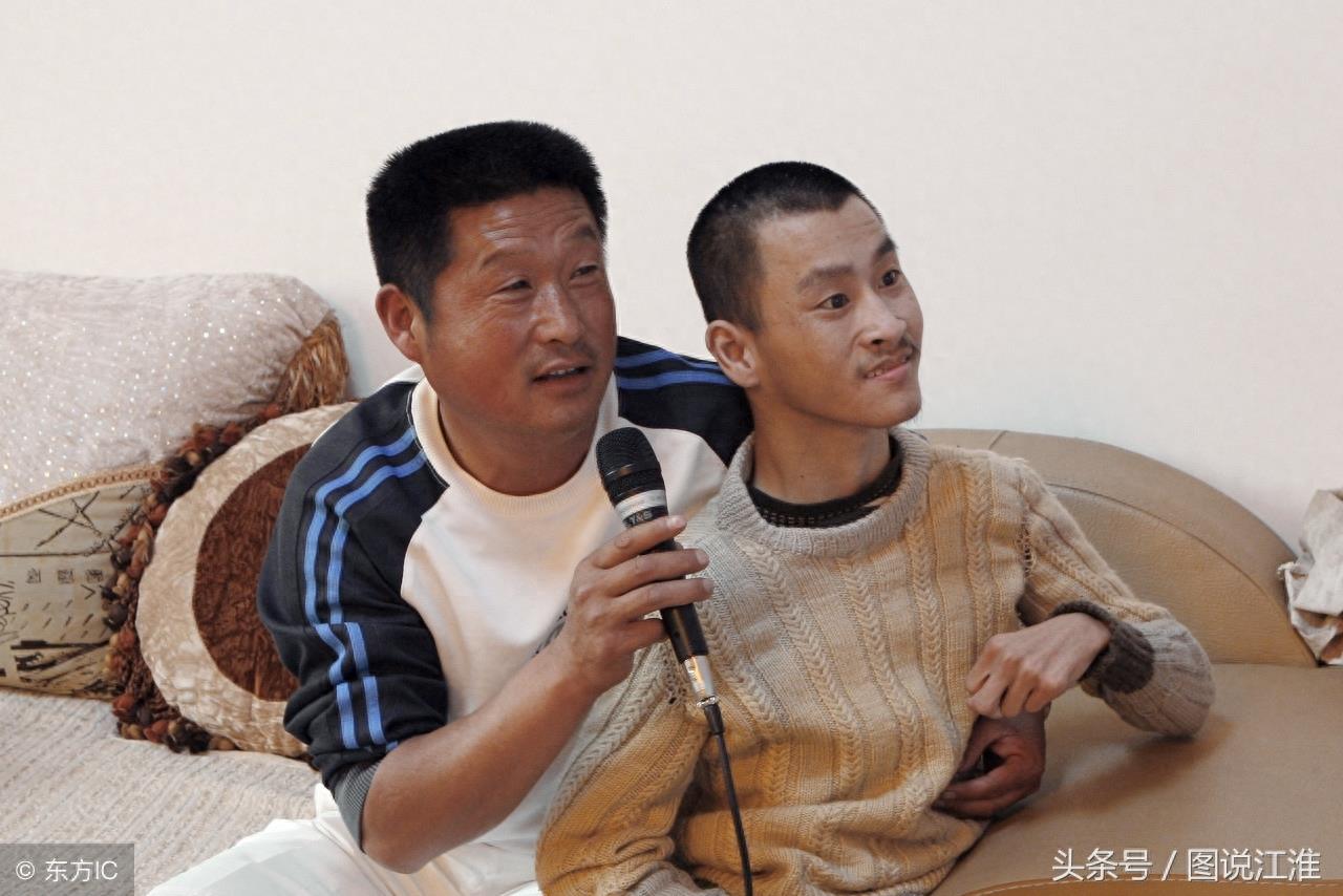 父爱如山，十张感人肺腑的父爱亲情照片，一生只为守候你慢慢长大