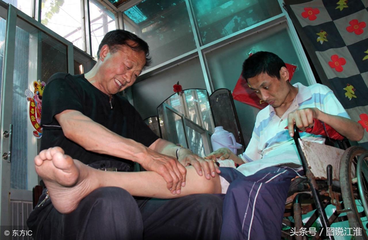 父爱如山，十张感人肺腑的父爱亲情照片，一生只为守候你慢慢长大