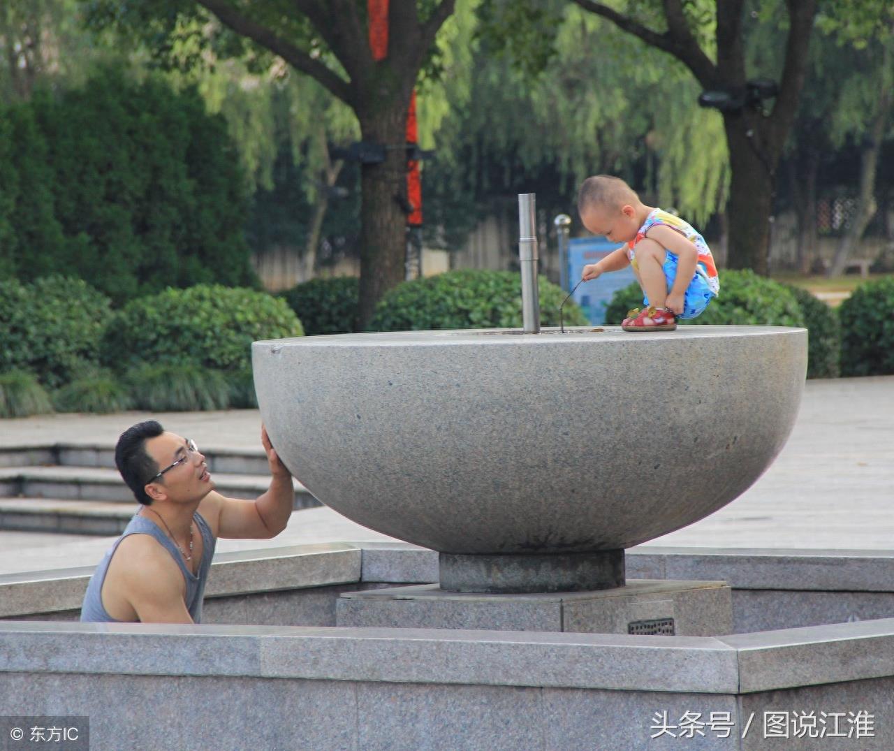 父爱如山，十张感人肺腑的父爱亲情照片，一生只为守候你慢慢长大